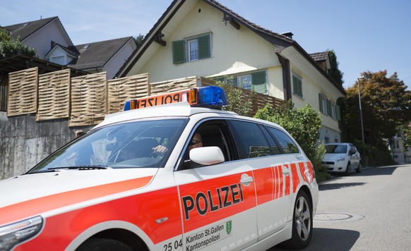 Ein Polizeifahrzeug faehrt an einem Haus vorbei, in welchem am Dienstagnachmittag ein totes Maedchen aufgefunden worden war, aufgenommen am Donnerstag, 6. August 2015, in Staad. Wie die Kantonspolizei ...