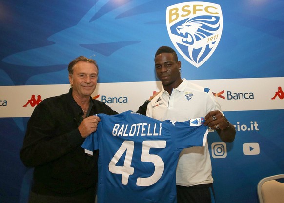 FILE - In this Monday, Aug. 19, 2019 file photo, Brescia&#039;s president Massimo Cellino, left, holds a soccer jersey with soccer player Mario Balotelli during a press conference in Brescia, Italy. B ...