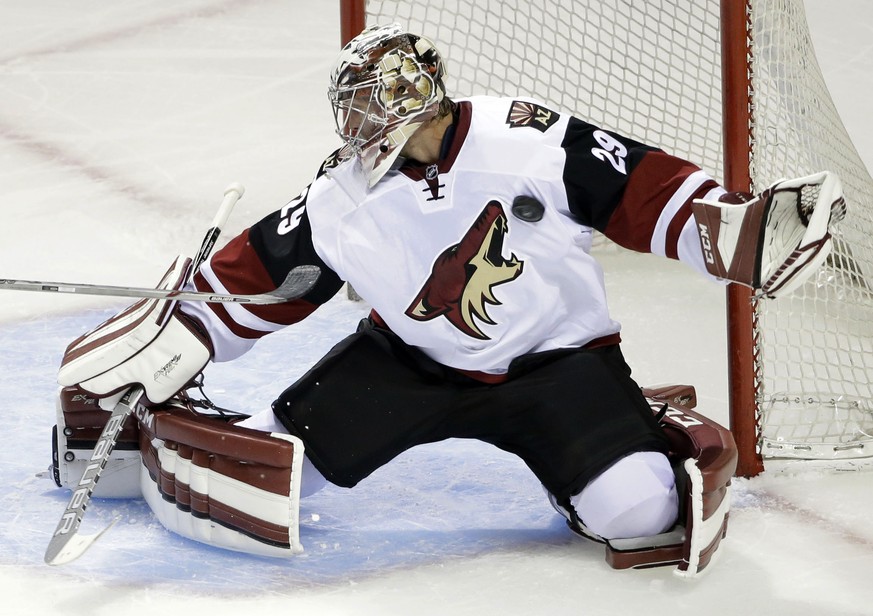 Arizona Coyotes goalie Anders Lindback (29) stops a shot on goal by the San Jose Sharks during the first period of an NHL preseason hockey game Friday, Sept. 25, 2015, in San Jose, Calif. (AP Photo/Ma ...