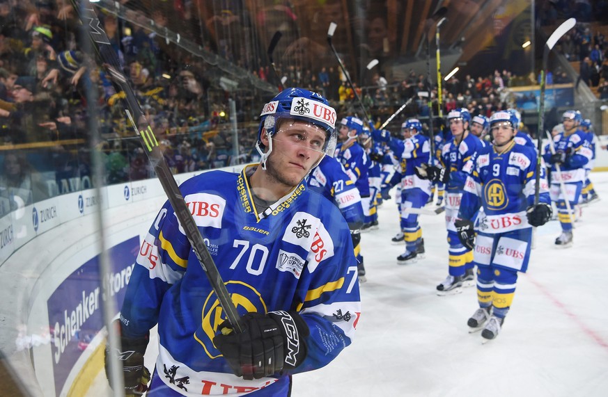 epa05691325 Davos Enzo Corvi an the team celebrate after the game between Switzerlands HC Davos and Avtomobilist Yekaterinburg at the 90th Spengler Cup ice hockey tournament in Davos, Switzerland, 29  ...