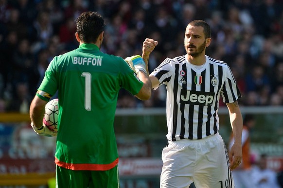 #Läuftbeidenen: Buffon hat den Ball unter Kontrolle, Bonucci holt sich das Fäustchen ab.&nbsp;