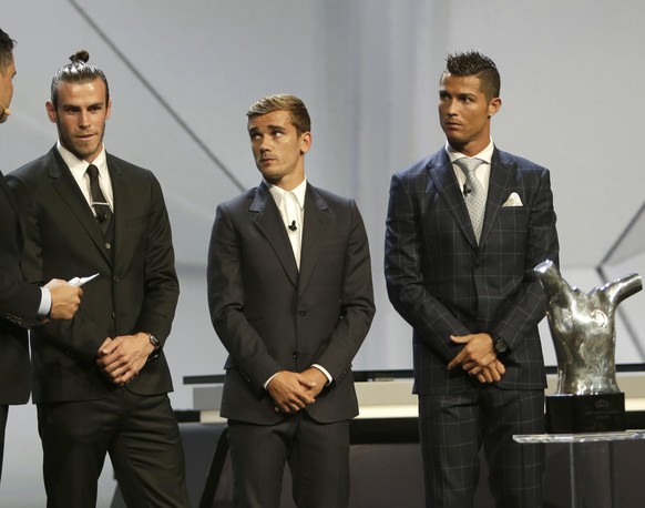 Atletico Madrid&#039;s forward Antoine Griezmann, center, Real Madrid&#039;s Gareth Bale, left, and Madrid&#039;s forward Cristiano Ronaldo of Portugal, attend the award ceremony of the &quot;best pla ...