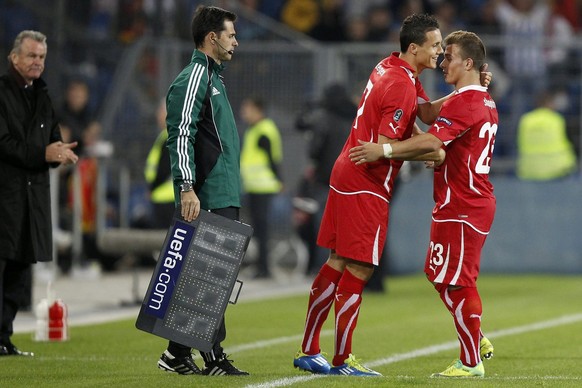 Diese Zeiten sind vorbei: David Degen umarmt Xherdan Shaqiri 2012 beim Länderspiel gegen Montenegro.