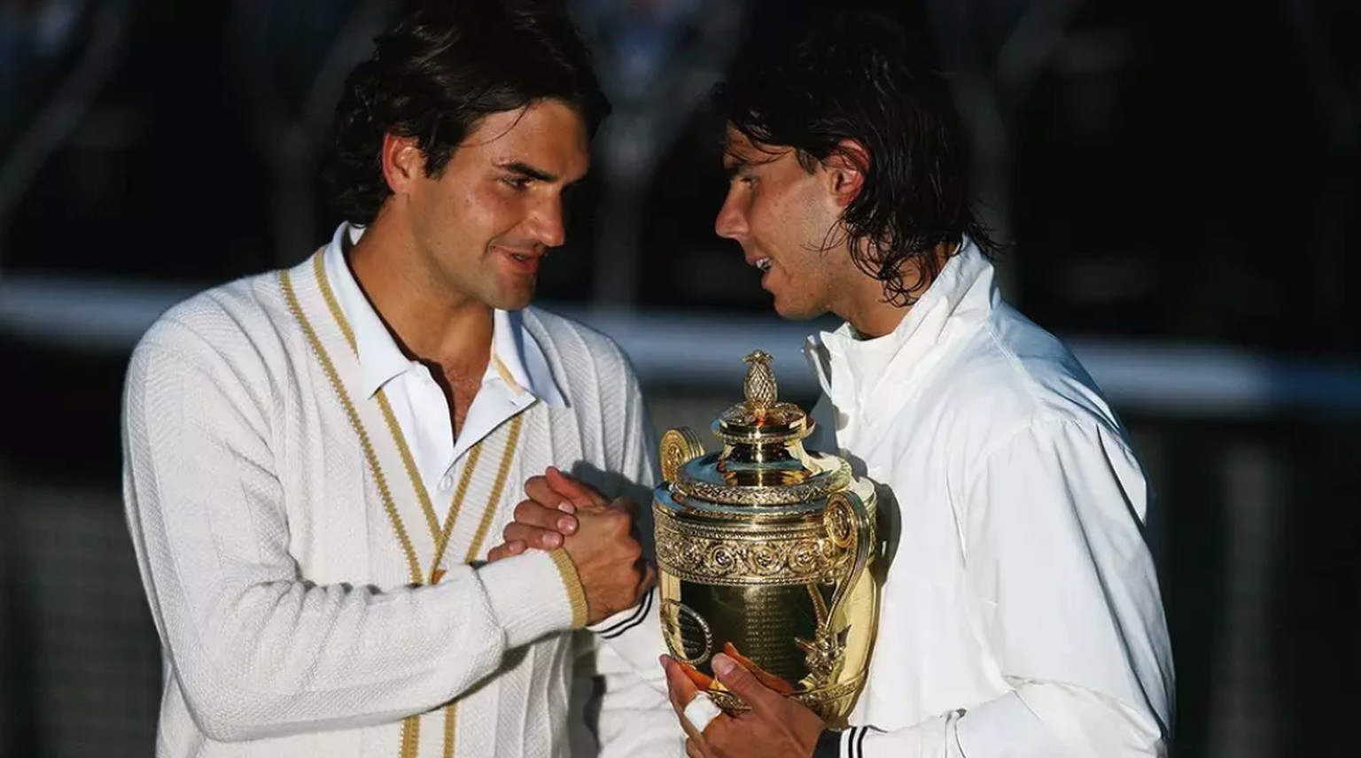 Roger Federer gratuliert Rafael Nadal fair zu dessen ersten Wimbledon-Titel.