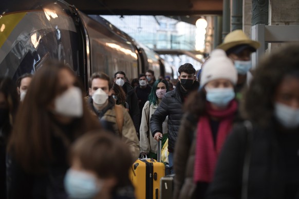 epa08901151 Passengers from London arrive at the Eurostar terminal in Gare du Nord train station in Paris, France, 23 December 2020. French government suspended the ban on air and rail travel from the ...