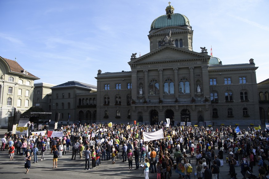 Personen protestieren waehrend eine Demonstration gegen die Einfuehrung von 5G, am Samstag, 21. September 2019 auf dem Bundesplatz in Bern. Die Kundgebung will auf die Risiken der 5G-Mobilfunktechnolo ...