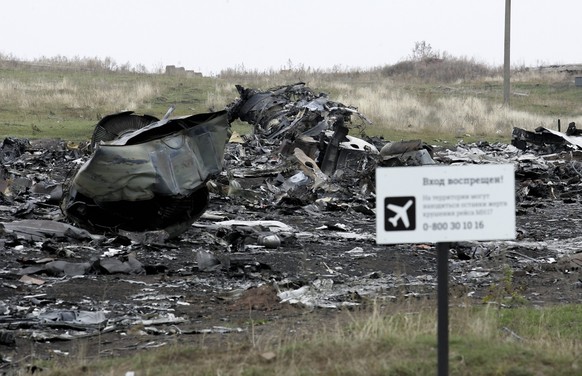 epa04485320 A sign reading &#039;No entrance! The remains of flight MH17 crash victims may be placed here&#039; after it was put up by Dutch experts at the crash site of Malaysian Airlines passenger j ...