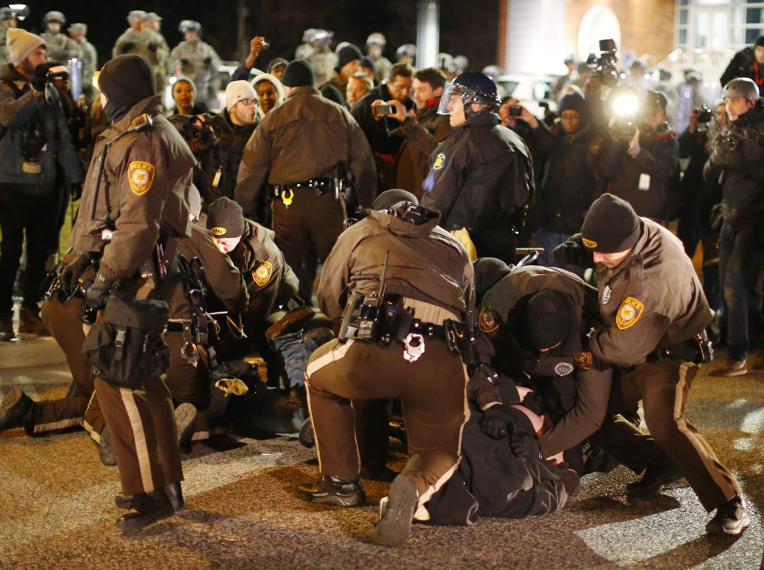Die zweite Nacht nach dem umstrittenen Urteil war bedeutend ruhiger in Ferguson. Dennoch kam es zu Verhaftungen.&nbsp;