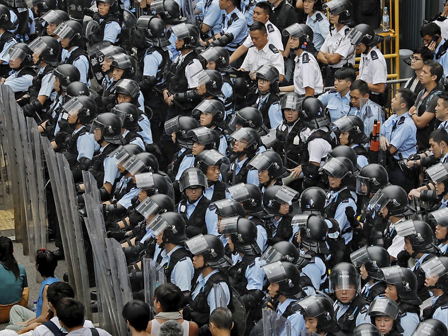 Die Sicherheitskräfte sind mit einem Grossaufgebot in Hongkong dabei, wenn Tausende gegen ein geplantes Gesetz protestieren.
