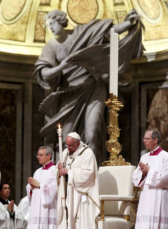 Papst Franziskus am Samstag mit einer Kerze.