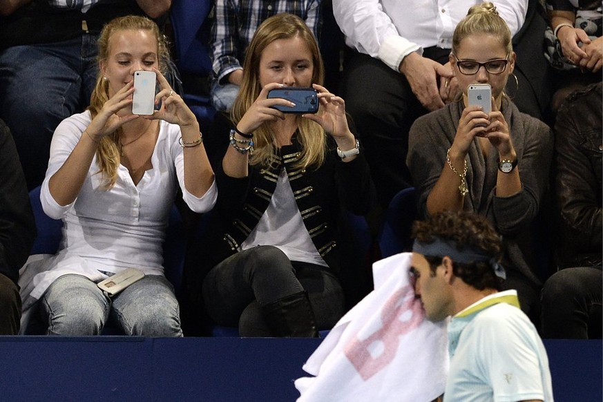 In Basel sind stets alle Augen und Kameralinsen auf Federer gerichtet.