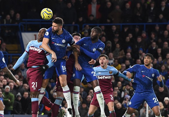 epa08035796 Chelsea&#039;s Olivier Giroud (C) wins the header during the English Premier League soccer match between Chelsea FC and West Ham United at Stamford Bridge in London, Britain, 30 November 2 ...