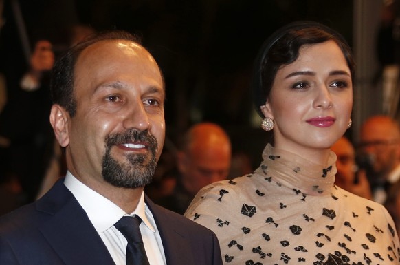 epa05322056 Iranian director Ashgar Farhadi (L) and Iranian actress Taraneh Alidoosti (R) arrive for the screening of &#039;Forushande&#039; (The Salesman) during the 69th annual Cannes Film Festival, ...