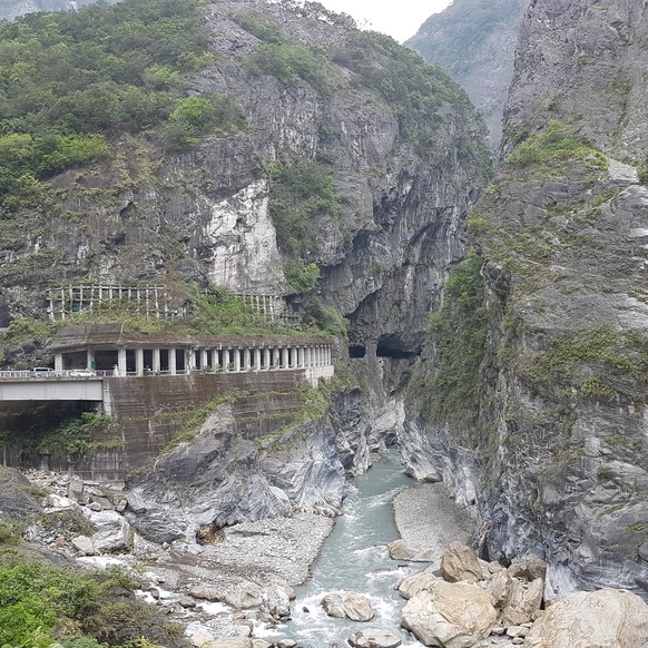 In den Fels gebaut: Die ersten Kilometer der Passstrasse hoch zum Wuling-Pass.&nbsp;