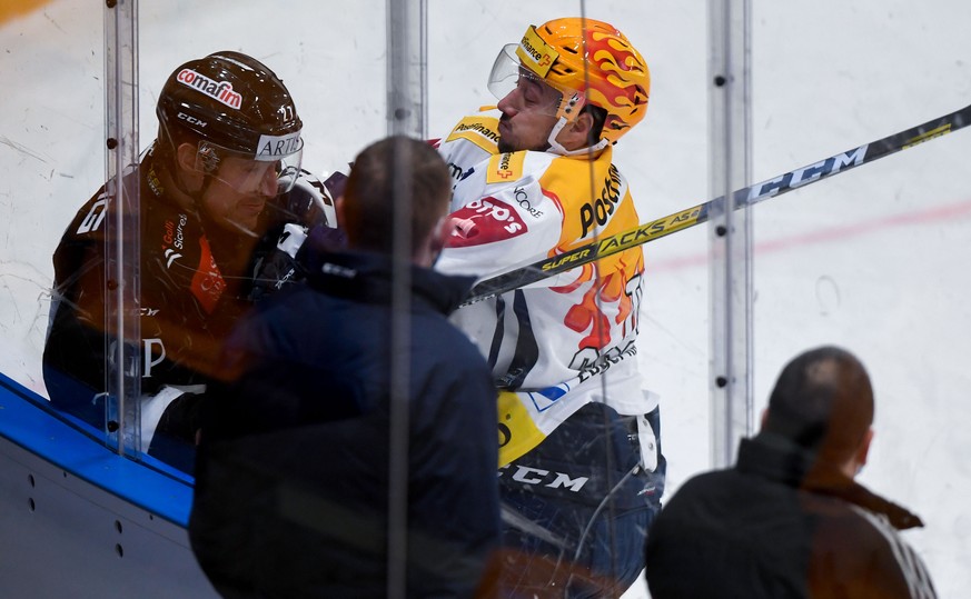 Lugano&#039;s player Alessandro Chiesa, left, fights for the puck with Zug&#039;s Top Scorer Jan Kovar, right, during the preliminary round game of National League Swiss Championship between HC Lugano ...