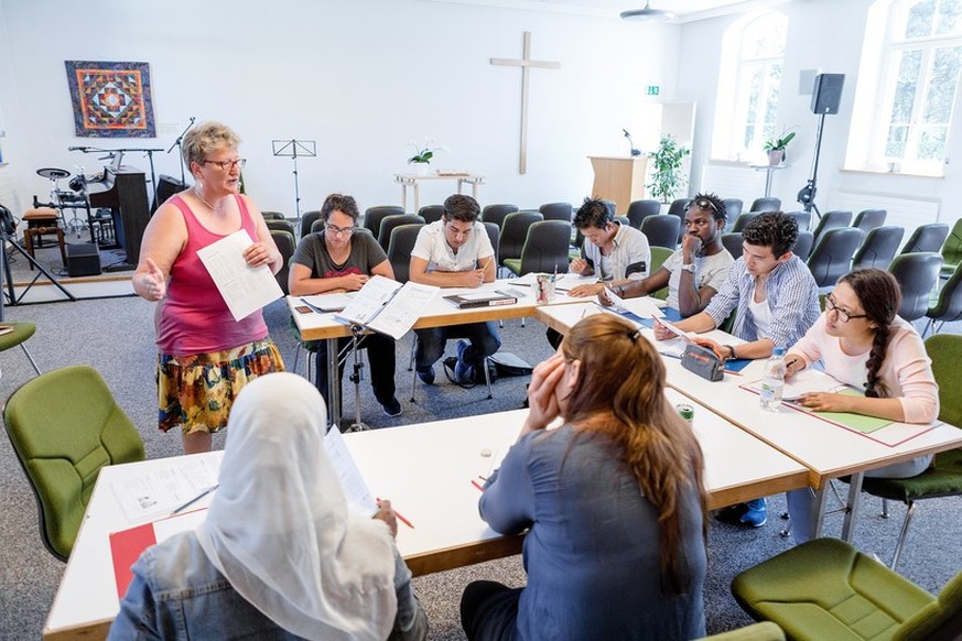 Anne-Catherine Kalt von der Freikirche Chrischona erteilt Asylbewerbern Deutsch-Unterricht.