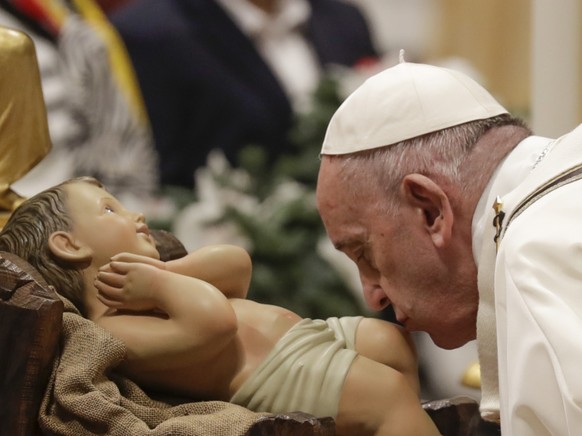 Vor Beginn der traditionellen Messe am Heiligabend hat Papst Franziskus eine Christkindfigur enthüllt.