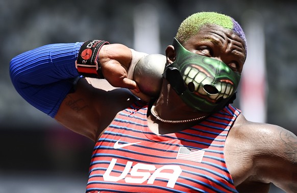 epaselect epa09383732 Raven Saunders of the US competes in the Women&#039;s Shot Put Final during the Athletics events of the Tokyo 2020 Olympic Games at the Olympic Stadium in Tokyo, Japan, 01 August ...