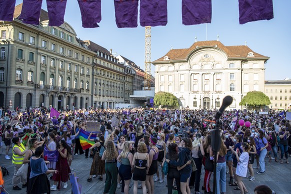 Frauen demonstrieren anlaesslich dem Frauenstreik, am Montag, 14. Juni 2021, in Bern. (KEYSTONE/Peter Schneider)