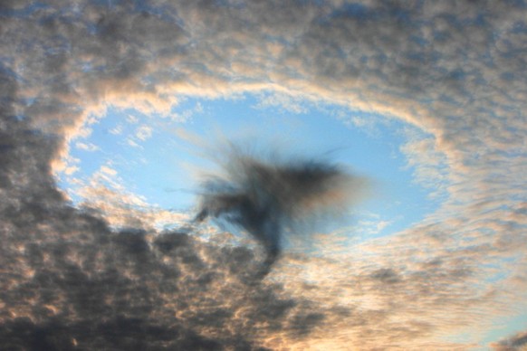 Die Ursache für sogenannte Hole-Punch Clouds ist noch nicht abschliessend geklärt. Vermutet wird, dass sich rasant formende Eiskristalle etwas damit zu tun haben.&nbsp;&nbsp;