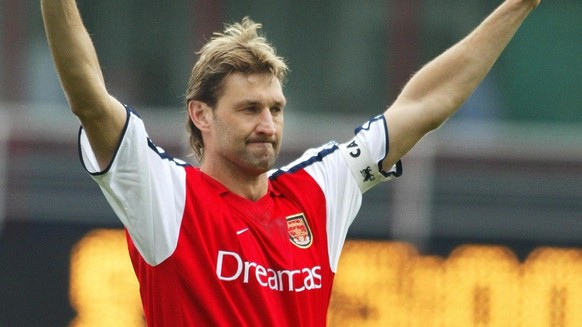 AD002 - 20020330 - LONDON, UNITED KINGDOM : Arsenal&#039;s Captain Tony Adams salutes the crowd before the game against Sunderland in the Premier League match at Highbury in London on Saturday 30 Marc ...