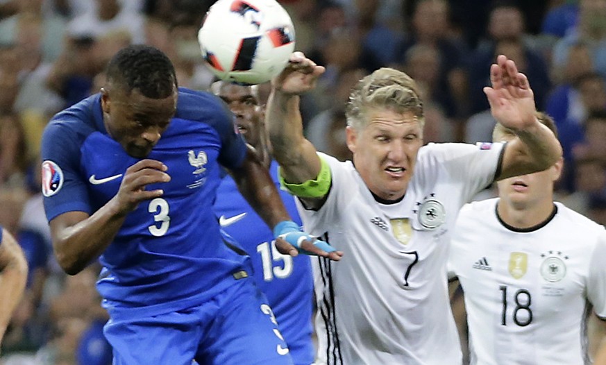 Schweinsteiger wie Boateng gegen Italien: Natürlich gibt auch das Penalty.