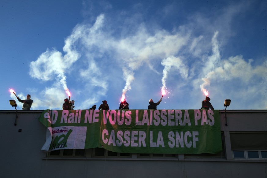epa06598780 French railroad workers display a banner reading &#039; Sud Rail won&#039;t let you destroy the SNCF Status&#039; in front of the area dedicated to celebrate the 80th anniversary of the Fr ...