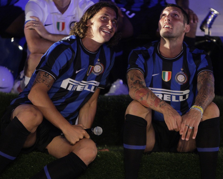Zlatan Ibrahimovic, left, and his teammate Marco Materazzi, of Italy&#039;s Inter Milan soccer team, sit onstage during a public unveiling of the team&#039;s new soccer kit in Los Angeles, Thursday, J ...