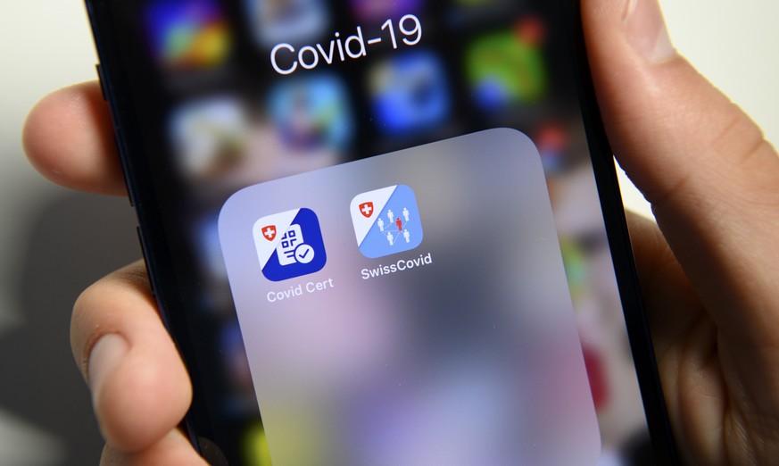 L&#039; APP Certificat Covid et l&#039;APP SwissCovid sont photographies sur un smartphone Apple le jour de sa mise a disposition sur l&#039;APP Store de Certificat Covid lors de la pandemie de Corona ...