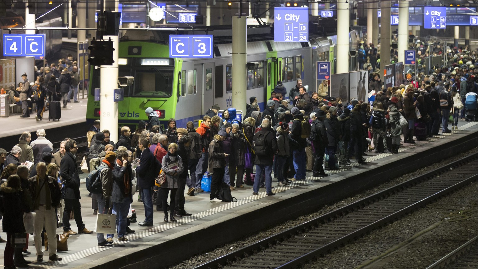 ARCHIV --- ZU DEN PASSAGIERZAHLEN DER SBB STELLEN WIR IHNEN FOLGENDES BILD ZUR VERFUEGUNG --- Passagiere warten auf einem Perron im Bahnhof Bern auf den Zug, am Montag, 25. November 2013 in Bern, nach ...