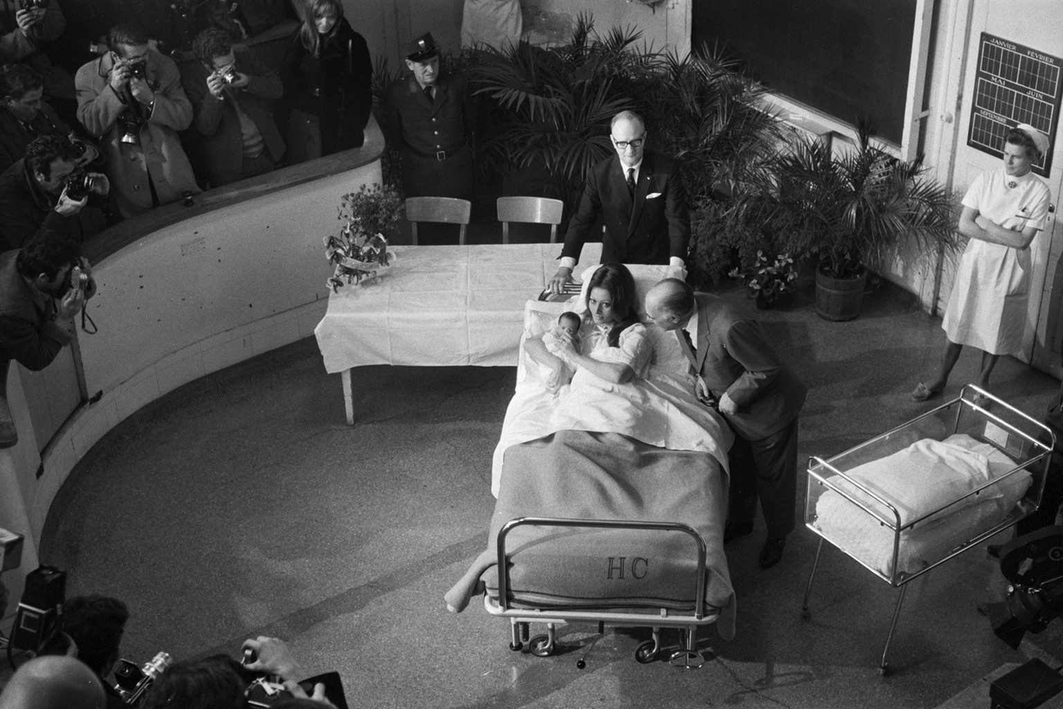 Am 4. Januar 1969 zeigt Sophia Loren ihr Baby der Presse. Der Mann, der hinter dem Bett steht, ist der Genfer Wunderdoktor Professor Hubert de Wattville.&nbsp;
