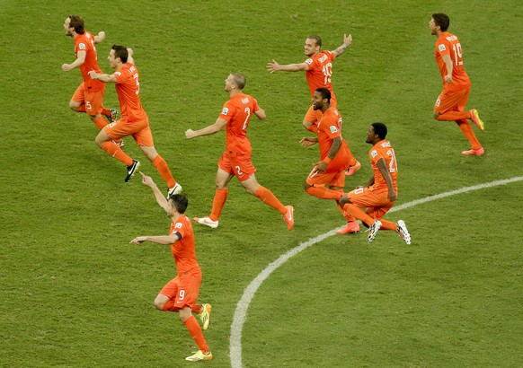 Orange Freude: Nach Kruls zweiter Parade im Penaltyschiessen rennen seine Mitspieler zu ihm.