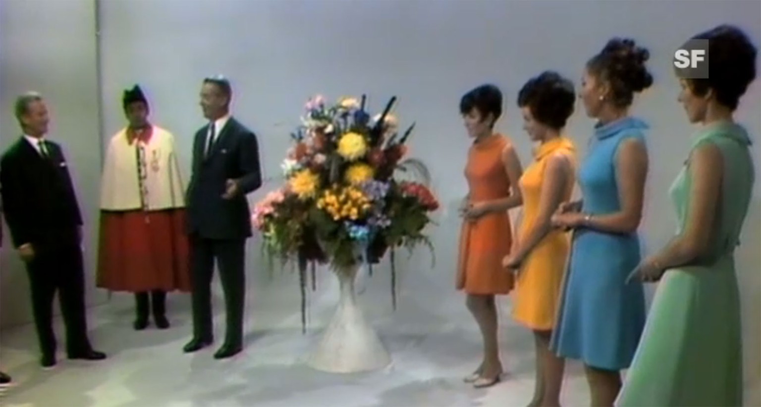 Standbild aus der ersten regulären Sendung in Farbe, die am 1. Oktober 1968 ausgestrahlt wurde.