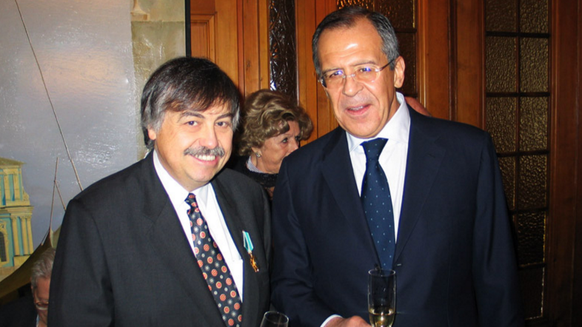 Ferdi Muheim mit Aussenminister Sergej Lawrow nach der Verleihung des Ordens der Freundschaft.