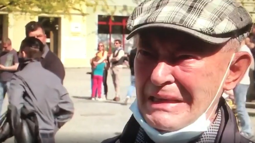 Tränen im Interview: Alfons Blum will seine Frau wiedersehen, mit der er seit 63 Jahren verheiratet ist. Deshalb geht er zu einer Corona-Demo. Er wird vor laufender Kamera von einem Demonstranten ange ...