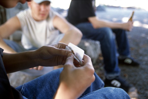 THEMENBILD ZUM SUCHTPANORAMA SCHWEIZ --- [Stockbild, gestellte Aufnahme] Switzerland. Schweiz. Zurich. Zuerich. Quartier. Teenager. Jugend. Jugendliche. Zigarette. Marihuana. Joint. Jointdrehen. Papie ...