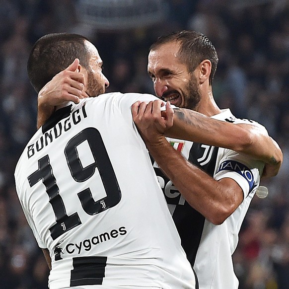 epa07057277 Juventus&#039; Leonardo Bonucci (L) celebrates with teammate Giorgio Chiellini after scoring a goal during the Italian Serie A soccer match between Juventus FC and SSC Napoli at Allianz St ...
