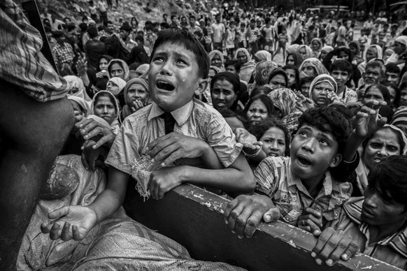 HANDOUT - Das drittplatzierte Foto des internationalen Foto-Wettbewerbs «Unicef-Foto des Jahres 2017&quot; des Fotografen Kevin Frayer zeigt einen weinenden Rohingya-Jungen, der am 20.09.2017 bei der  ...