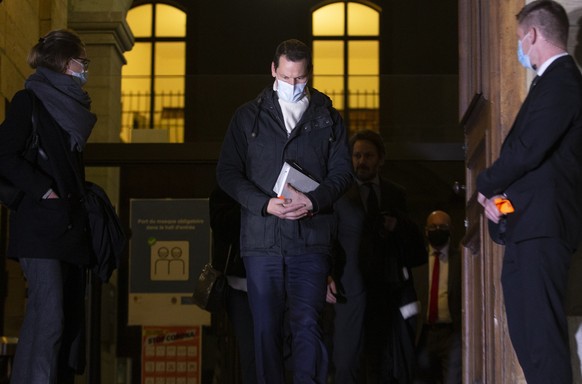 Pierre Maudet, centre, conseiller d&#039;Etat genevois, entoure de ses avocats Fanny Margairaz, gauche, et Gregoire Mangeat, derriere droite, quitte le palais de justice apres avoir ete condamne pour  ...