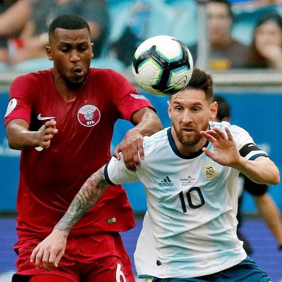 epa07669285 Argentina&#039;s Lionel Messi (R) vies for the ball with Qatar&#039;s Abdelaziz Mohamed during the Copa America 2019 Group B soccer match between Qatar and Argentina, at Arena do Gremio St ...
