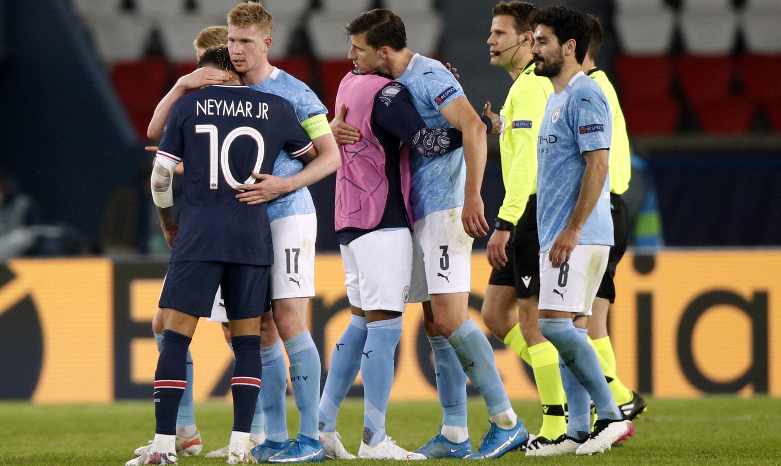 epaselect epa09166131 Paris Saint Germain&#039;s Neymar Jr (L) and Manchester City&#039;s Kevin De Bruyne (2-L) embrace each other at the end of the UEFA Champions League semi final, first leg soccer  ...