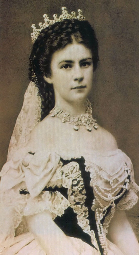 Die 29-Jährige wird zur Königin von Ungarn gekrönt.