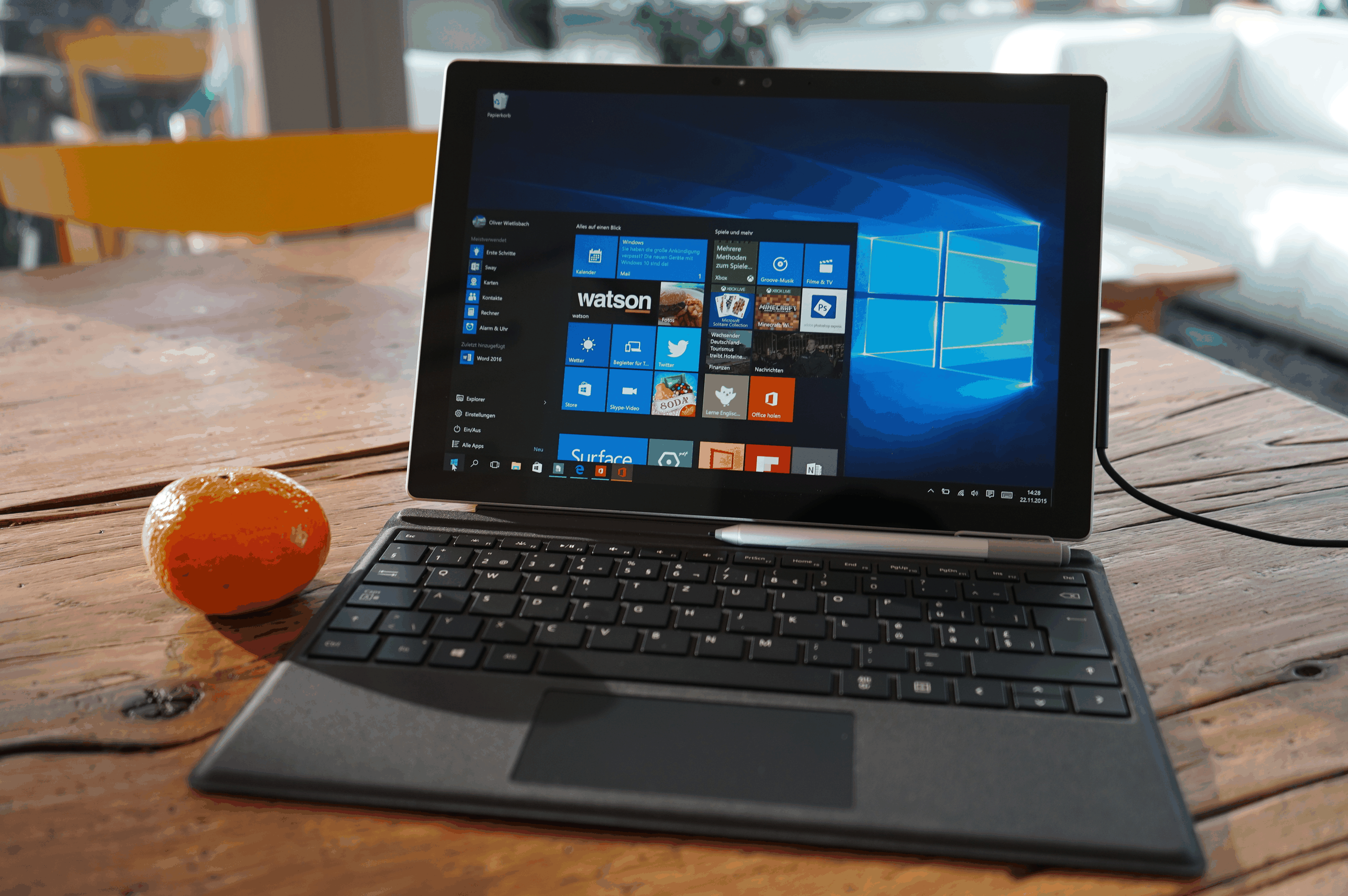 Im Laptop-Betrieb arbeitet man mit dem gewohnten Startmenü und Desktop von Windows 10.