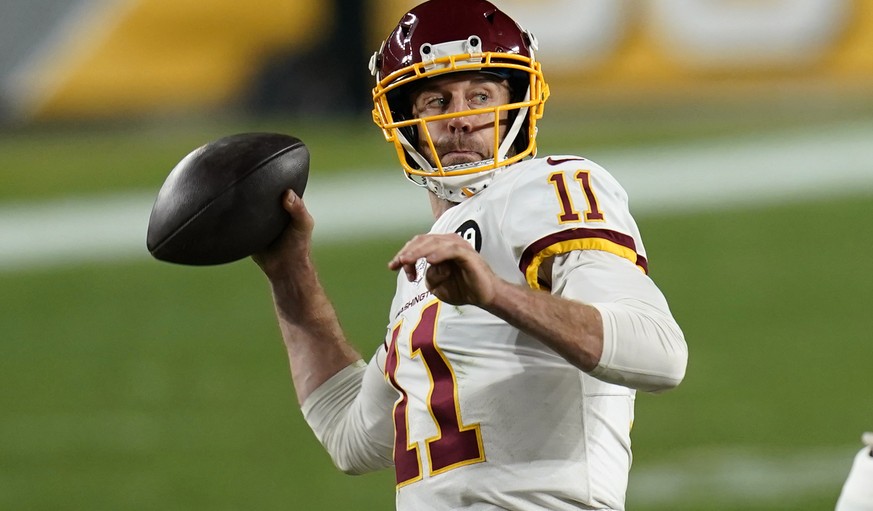 Washington Football Team quarterback Alex Smith (11) throws a 15-yard touchdown pass to Logan Thomas during the second half of an NFL football game against the Pittsburgh Steelers, Monday, Dec. 7, 202 ...