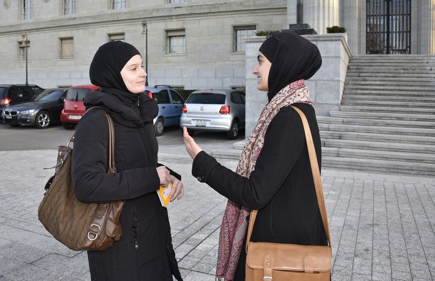 Findet, Händedruck geht gar nicht: Janina Rashidi (links), PR-Beraterin und Medienverantwortliche des Islamischen Zentralrats, kam mit zum Elterngespräch.