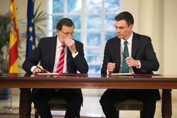 Mariano Rajoy und Pedro&nbsp;Sánchez beim Unterzeichnen der Verträge.