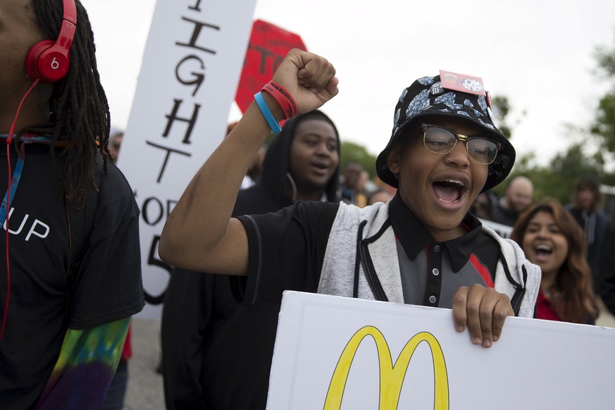 McDonald's-Angestellte demonstrieren für mehr Lohn.