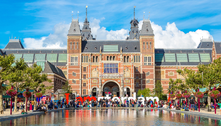 Jeder will ein Erinnerungsfoto: So hat es noch letzten Sommer vor dem Rijksmuseum ausgesehen. Die «I amsterdam»-Buchstaben wurden inzwischen entfernt.