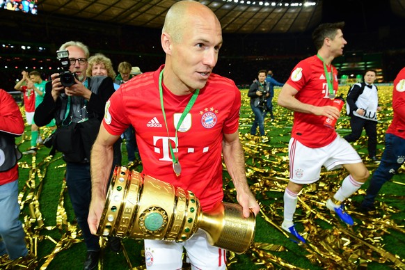 epa07600886 Bayern&#039;s Arjen Robben carries the trophy after winning the German DFB Cup final soccer match between RB Leipzig and FC Bayern Munich in Berlin, Germany, 25 May 2019. EPA/CLEMENS BILAN ...