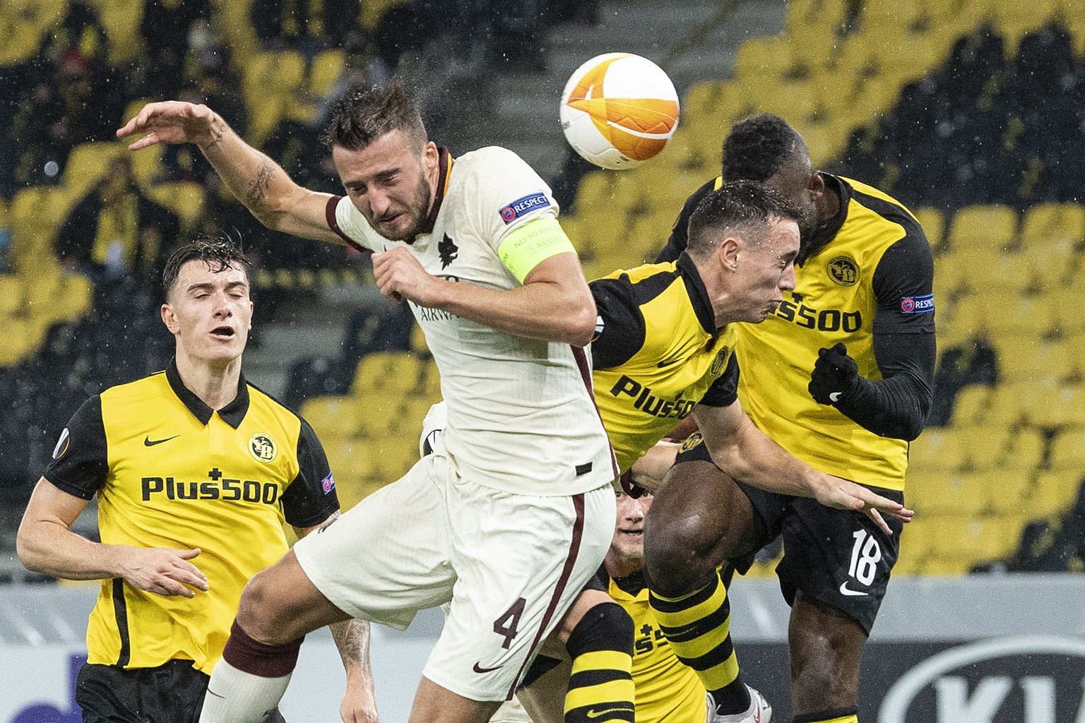epa08765669 Young Boys&#039; Silvan Hefti (C) in action against Roma&#039;s Bryan Cristante during the UEFA Europa League group A soccer match between BSC Young Boys Bern and AS Roma at the Wankdorf s ...